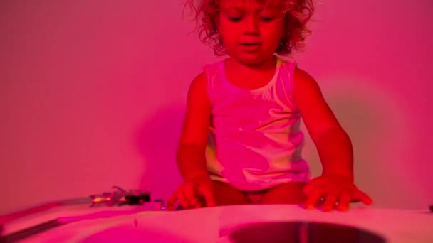 Ένα Χαριτωμένο Djing Μικρό Κορίτσι Ανάμειξη Βινυλίου Πικάπ Έγχρωμο Φωτισμό — Αρχείο Βίντεο