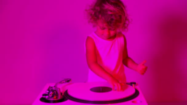 Cute Djing Small Girl Mixing Vinyl Record Player Coloured Disco — ストック動画