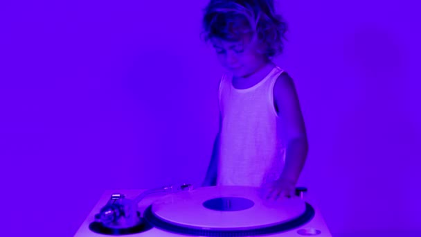 Cute Djing Small Girl Mixing Vinyl Record Player Coloured Disco — ストック動画