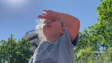 Parkta döner kavşakta dönen küçük bir kız.