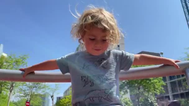 Uma Menina Pequena Girando Uma Rotunda Parque — Vídeo de Stock