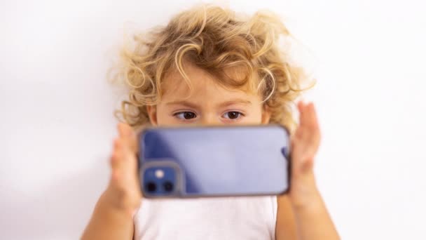 Маленька Дівчинка Використовує Мобільний Телефон Фотографування — стокове відео