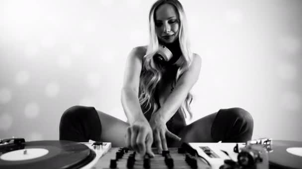 Mooie Vrouwelijke Spelen Met Draaitafels Zwart Wit — Stockvideo