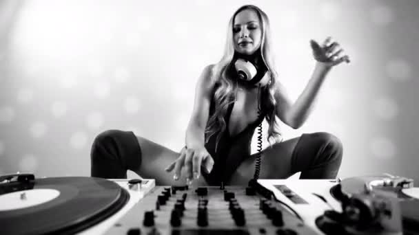 Beautiful Female Playing Turntables Black White — Stockvideo