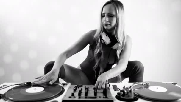 Beautiful Female Playing Turntables Black White — ストック動画