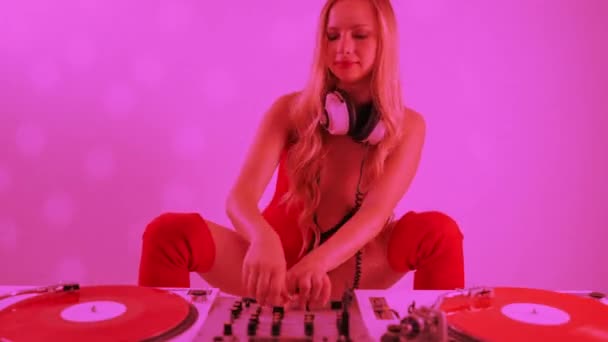 Hermosa Hembra Traje Rojo Jugando Con Tocadiscos — Vídeos de Stock