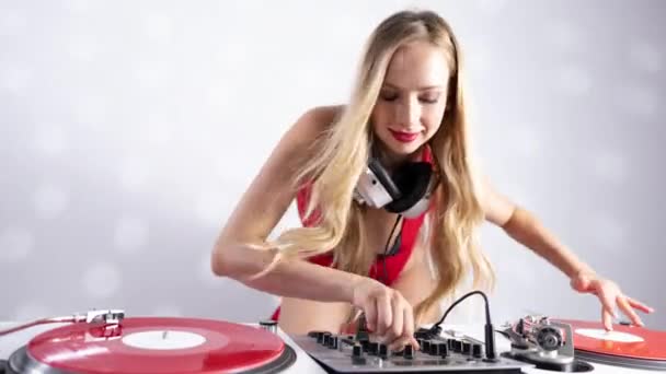 Beautiful Female Red Outfit Playing Turntables — ストック動画