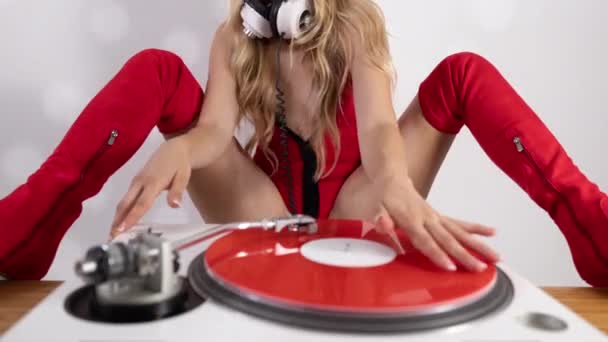 Beautiful Female Red Outfit Playing Turntables — Stock Video