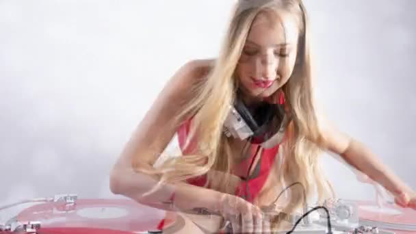 Hermosa Hembra Traje Rojo Jugando Con Tocadiscos — Vídeo de stock