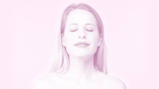 Фотография Красивой Женщины Закрытыми Глазами Позирующей Розовом Фоне — стоковое видео