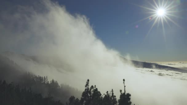 Ομίχλη Και Ομίχλη Περνά Πάνω Από Teide Στην Τενερίφη Ισπανία — Αρχείο Βίντεο