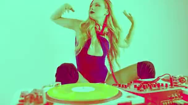 Hermosa Hembra Jugando Con Tocadiscos Mientras Los Vinilos Cambian Color — Vídeo de stock