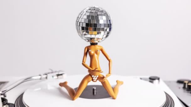 Sparkling Doll Discoball Head Dances Record Turntable — Vídeo de Stock