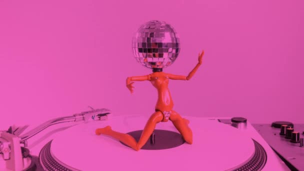 Sparkling Doll Discoball Head Dances Record Turntable — ストック動画