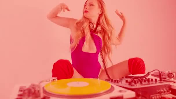 Hermosa Hembra Jugando Con Tocadiscos Mientras Los Vinilos Cambian Color — Vídeo de stock