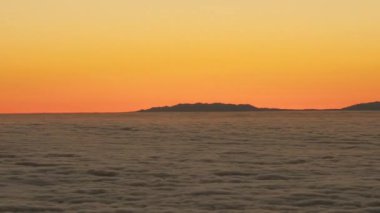 Günbatımı zamanı, el teide volkanı, tenerife, kanarya adaları bulutlarının üzerinde İspanya 'nın en yüksek noktasıdır.