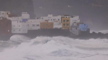 Büyük Kanarya 'da kayalıklardaki beyaz köy, fırtına dalgaları, İspanya