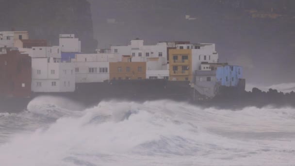 Bílá Vesnice Skalách Storym Vlnami Gran Canaria Španělsko — Stock video