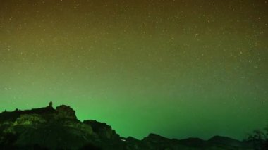 Geceleyin El Tide volkanı, tenerife ve soyut renklere sahip kanarya adalarında yıldızların zaman çizelgesi.