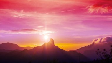 Büyük Kanarya 'daki roque nublo' nun zaman çizelgesi. Gün batımında kanarya adaları. İnanılmaz soyut renklerle.