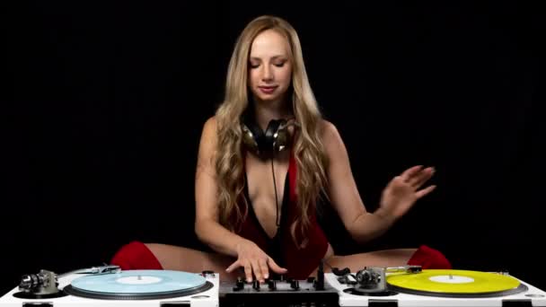 Beautiful Female Playing Turntables — стоковое видео