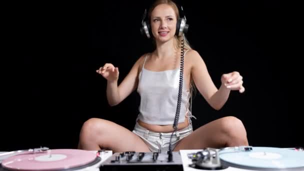 Beautiful Female Playing Turntables — Vídeos de Stock