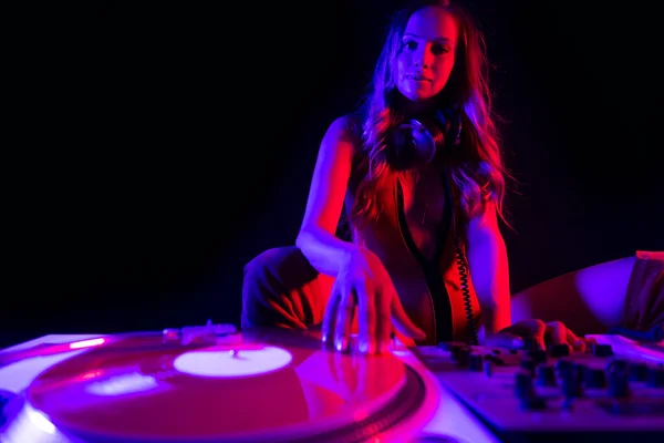 Beautiful Female Playing Turntables Blue Red Contrasting Lights — 스톡 사진