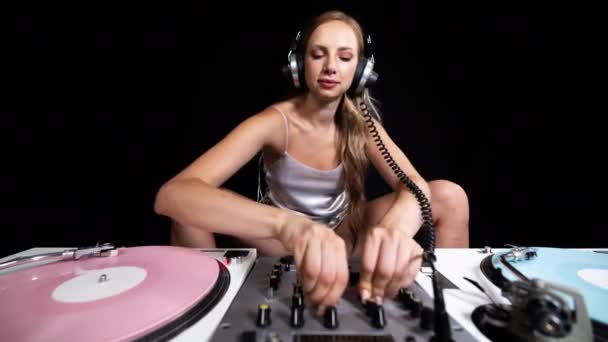 Beautiful Female Playing Turntables — 图库视频影像