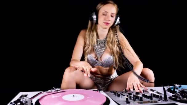 Beautiful Female Playing Turntables Sparkling Silver Costume — Stockvideo