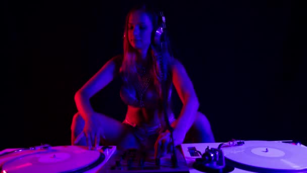 Beautiful Female Playing Turntables Blue Red Contrasting Lights — Vídeo de Stock