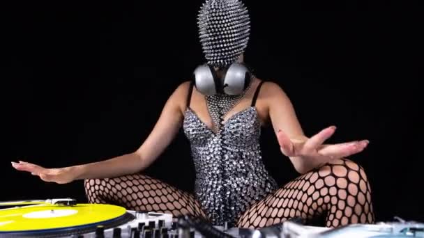Masked Female Playing Turntables Sparkling Silver Costume — Αρχείο Βίντεο