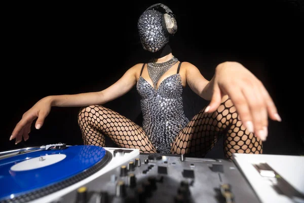 Masked Female Playing Turntables Sparkling Silver Costume — Stockfoto