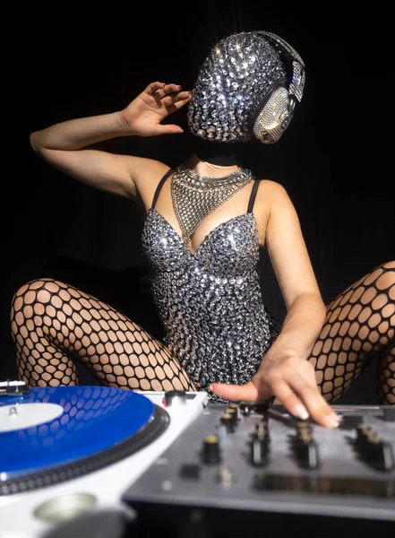 Masked Female Playing Turntables Sparkling Silver Costume — Stockfoto