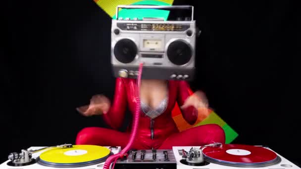 Beautiful Female Playing Turntables Sparkling Silver Costume — Vídeo de Stock