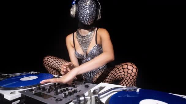 Masked Female Playing Turntables Sparkling Silver Costume — Stock video