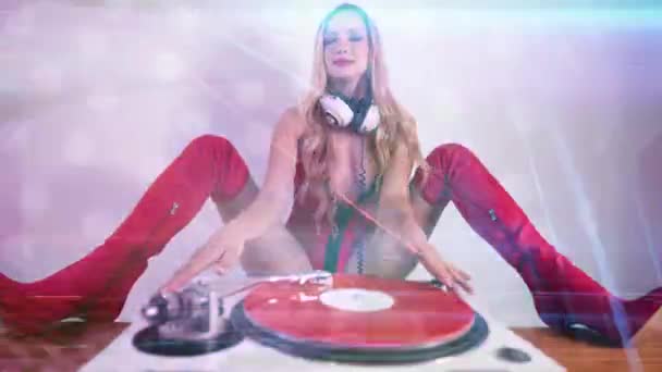 Όμορφη Γυναίκα Κόκκινο Ντύσιμο Παίζει Πικάπ Overlayed Φωτισμό Ντίσκο — Αρχείο Βίντεο