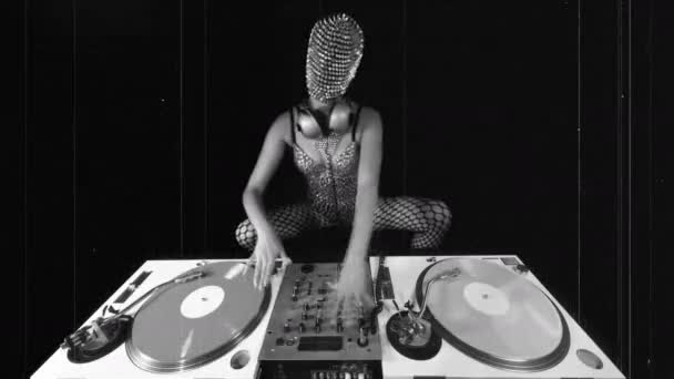 Masked Female Playing Turntables Sparkling Silver Costume Aged Film Black — Vídeo de stock