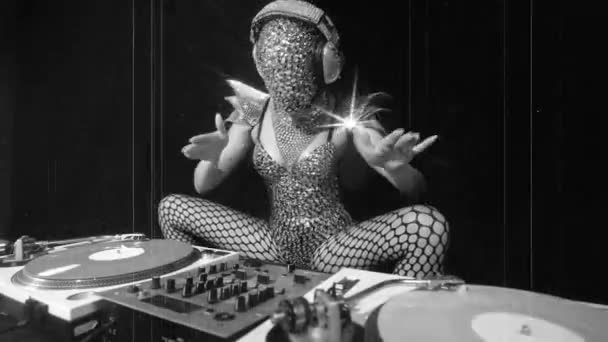 Masked Female Playing Turntables Sparkling Silver Costume Aged Film Black — Stockvideo