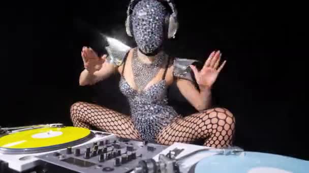 Masked Female Playing Turntables Sparkling Silver Costume Heavy Glitching Distortion — Stock video