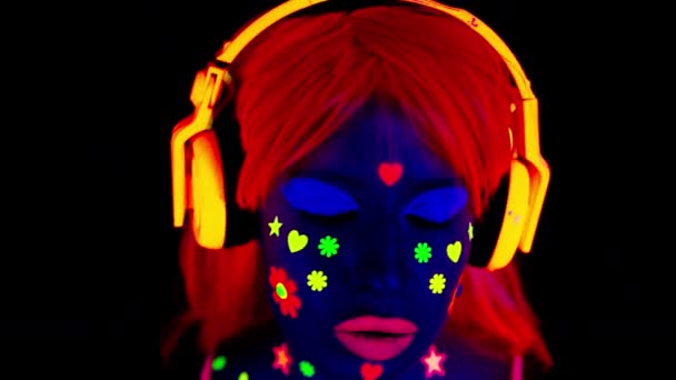 Крутая Сексуальная Танцующая Женщина Ультрафиолетовой Флуоресцентной Одежде Макияже — стоковое видео