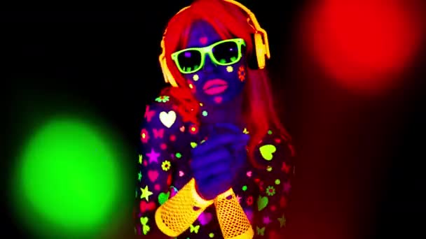 Крутая Сексуальная Танцующая Женщина Ультрафиолетовой Флуоресцентной Одежде Макияже — стоковое видео