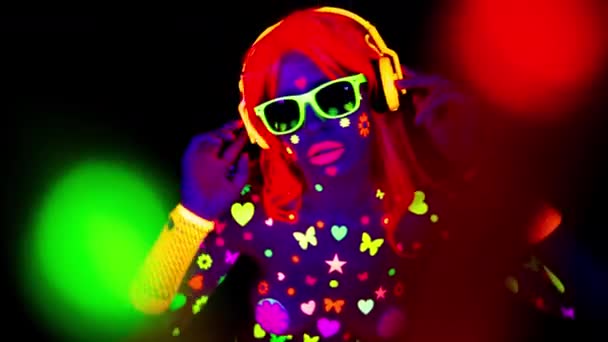 Cool Sexig Dansande Kvinna Fluorescerande Kläder Och Smink — Stockvideo