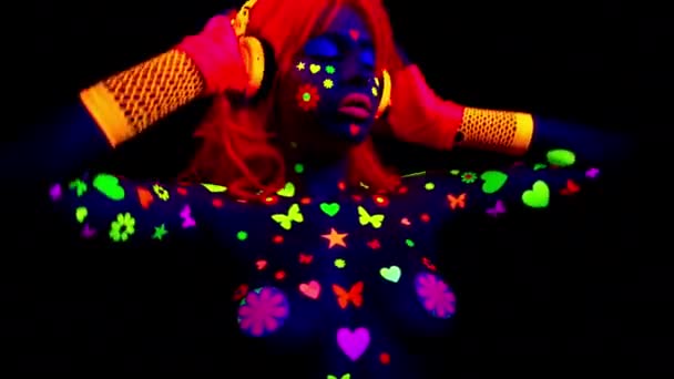 Una Mujer Sexy Bailando Con Ropa Fluorescente Maquillaje — Vídeos de Stock