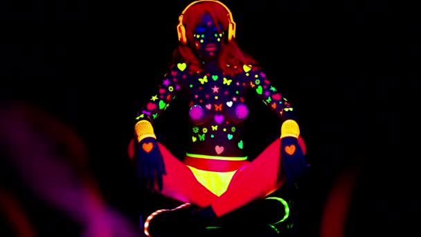Uma Dançarina Sexy Legal Vestindo Roupas Fluorescentes Maquiagem — Vídeo de Stock