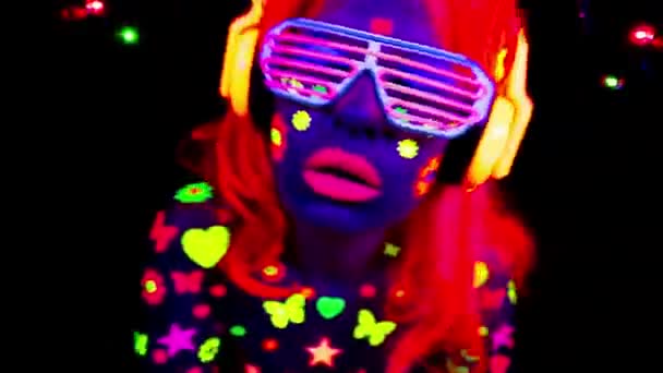 Eine Coole Sexy Tanzende Frau Fluoreszierender Kleidung Und Make — Stockvideo