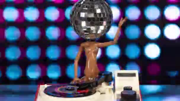 Sparkling Doll Discoball Head Dances Record Turntable — Vídeo de Stock