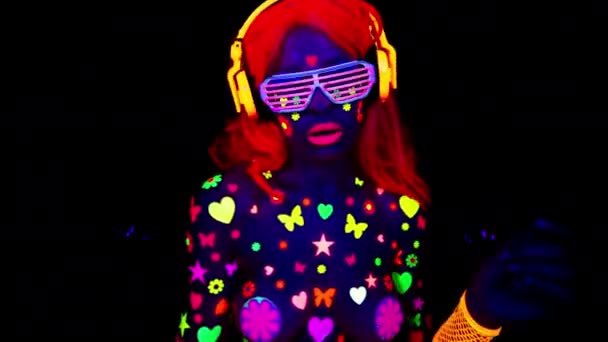 Крута Сексуальна Танцююча Жінка Ультрафіолетовому Флуоресцентному Одязі Макіяжі — стокове відео