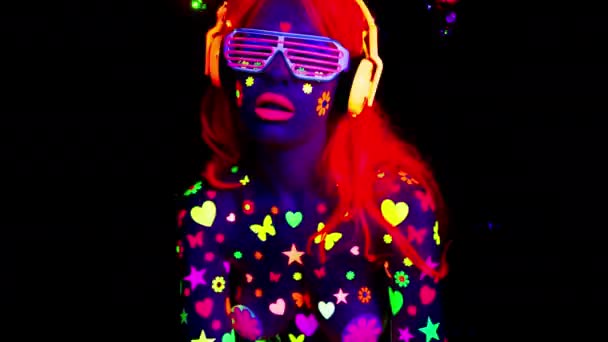 Суміш Різних Зображень Кібер Танцюриста Знятого Флуоресцентному Одязі Під Ультрафіолетовим — стокове відео