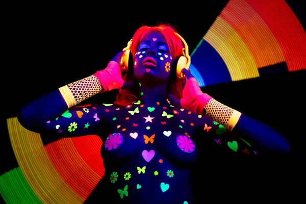 Una Mujer Sexy Bailando Con Ropa Fluorescente Maquillaje Foto de stock 604483022 dubassy