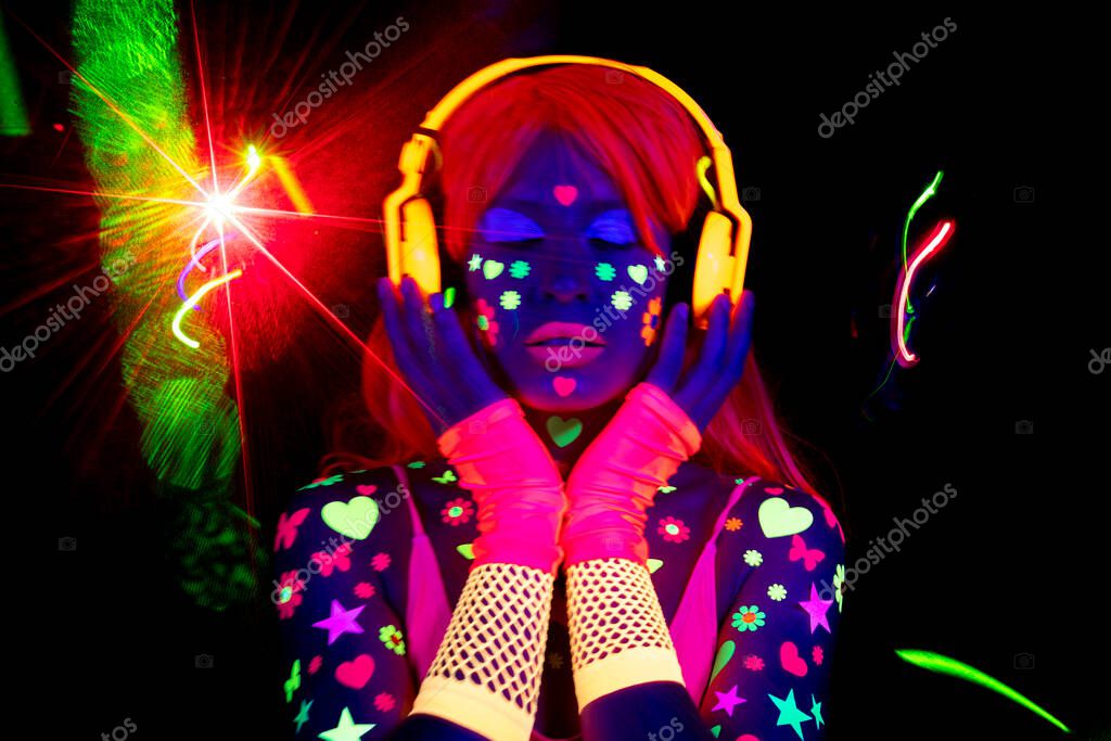 Fotos de Una Mujer Sexy Bailando Con Ropa Fluorescente Maquillaje
